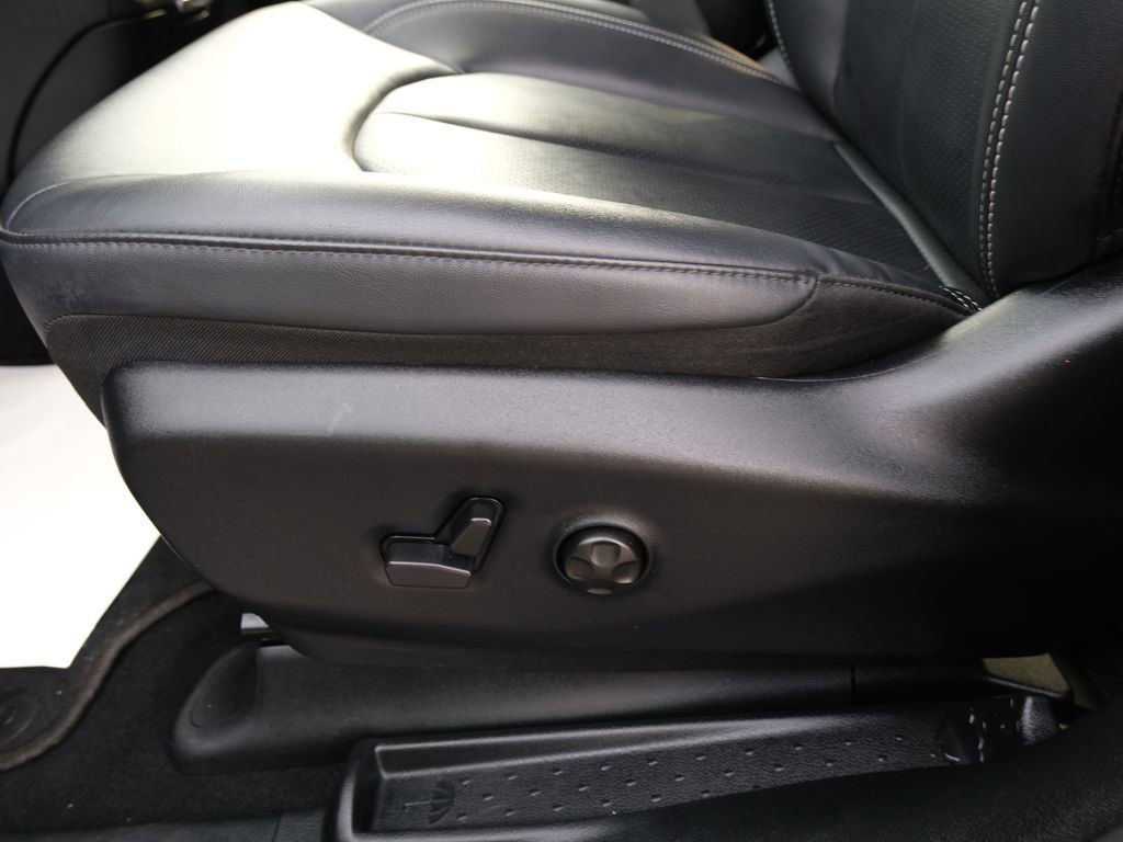 Used 2025 Chrysler Pacifica Select image 24