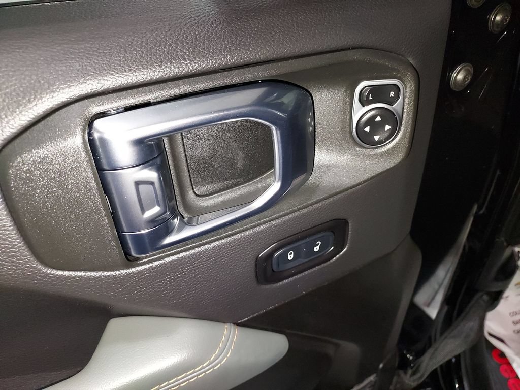 Used 2025 Jeep Gladiator Mojave AWD/4WD image 19