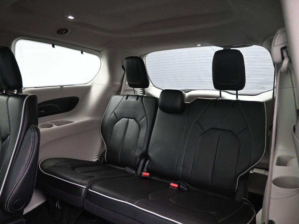 Used 2023 Chrysler Pacifica Limited FWD image 29
