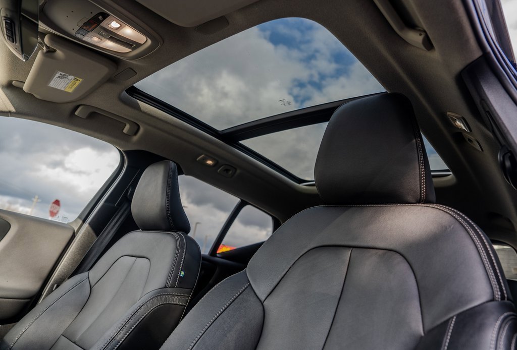 Used 2025 Volvo XC40 B5 Plus image 17