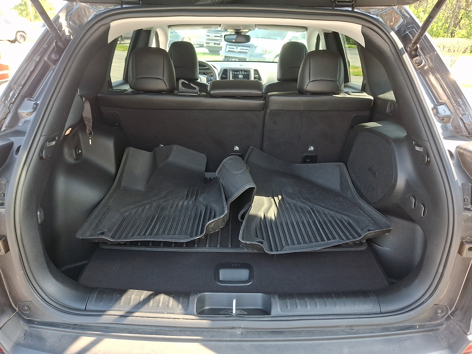 Used 2022 Jeep Cherokee Latitude Lux w/ Sun & Sound Group AWD/4WD image 30
