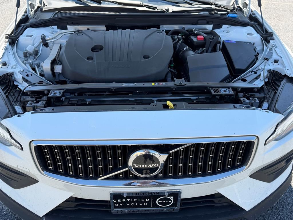 Certified 2025 Volvo V60 B5 Cross Country Plus AWD/4WD image 28