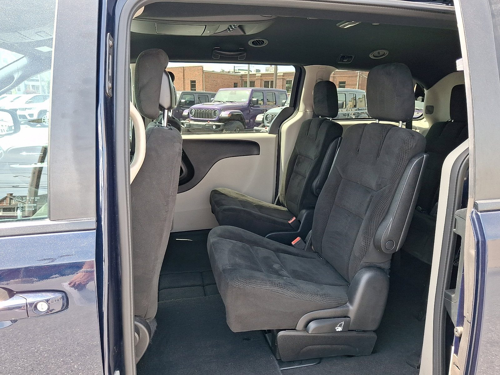 Used 2016 Dodge Grand Caravan SE FWD image 12