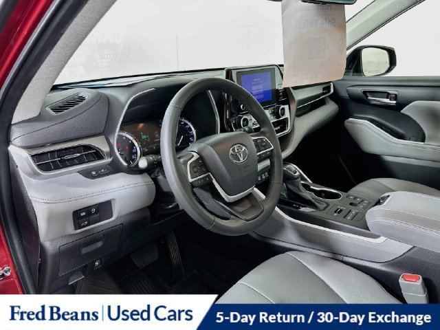 Used 2023 Toyota Highlander XLE AWD/4WD image 12
