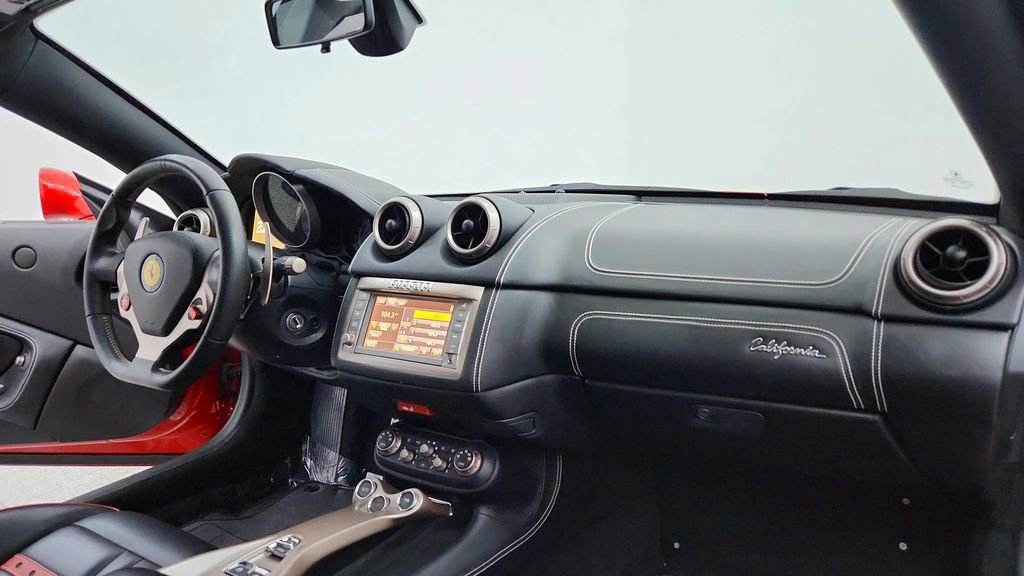 Used 2014 Ferrari California image 23