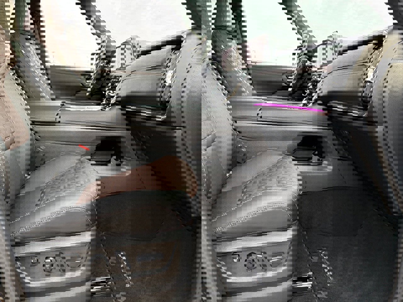 Certified 2025 Nissan Armada Platinum Reserve image 40