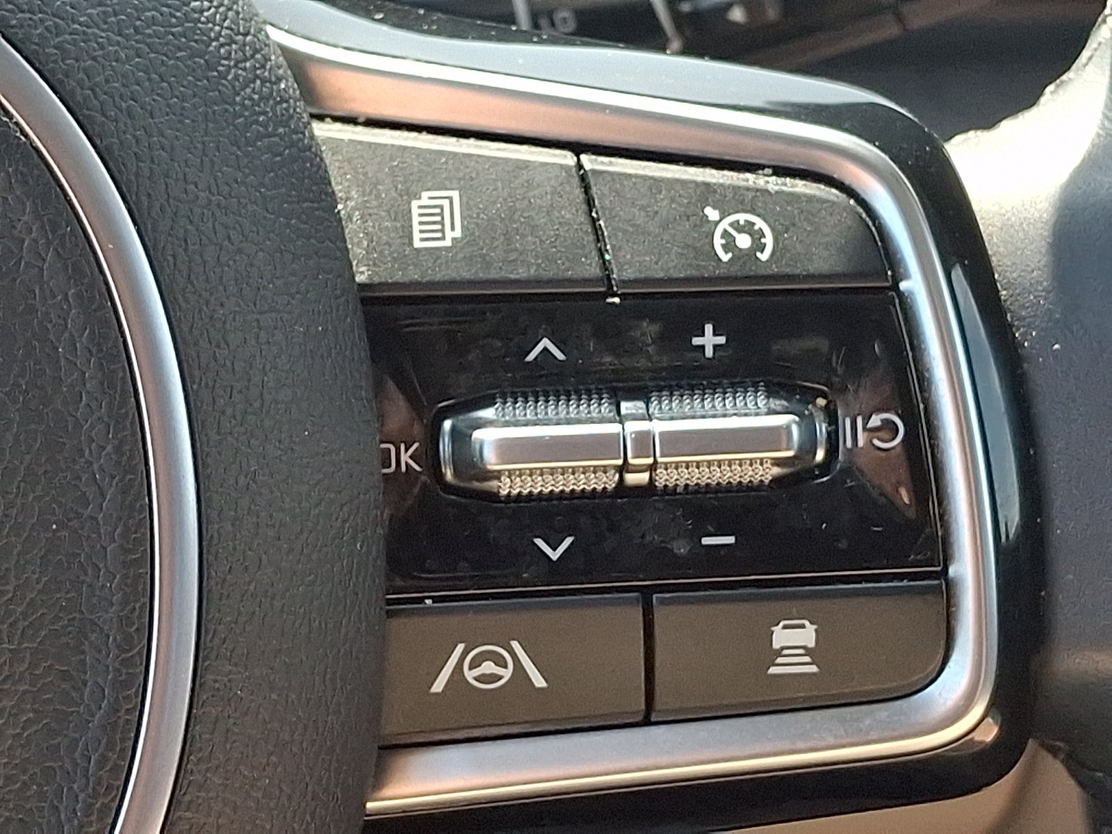 Used 2024 Kia Carnival EX FWD image 23