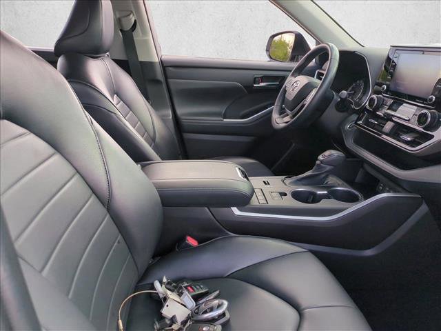 Used 2022 Toyota Highlander XLE FWD image 22