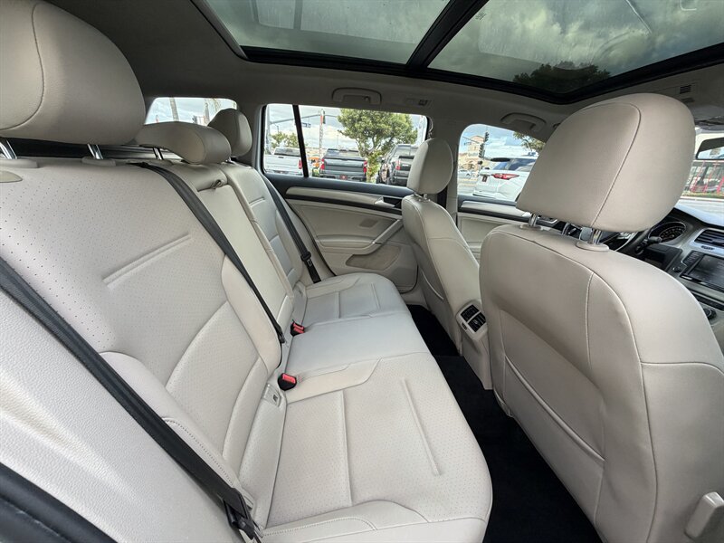Used 2017 Volkswagen Golf SE FWD image 34