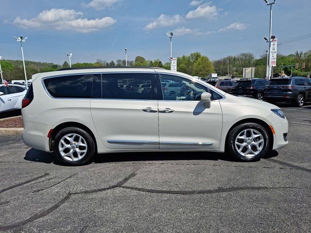 Used 2017 Chrysler Pacifica Touring-L w/ Tire & Wheel Group FWD image 9
