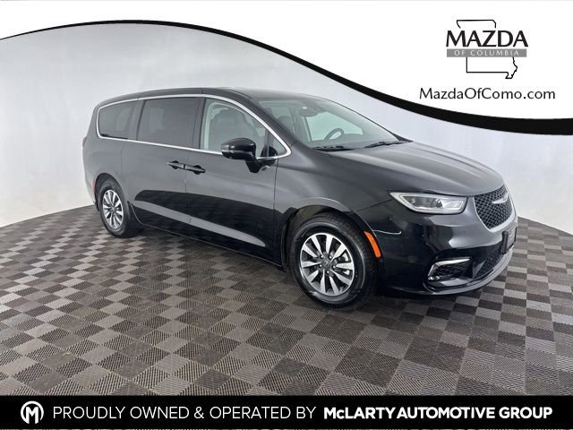 Used 2022 Chrysler Pacifica Touring-L w/ Uconnect Theater Family Group image 1