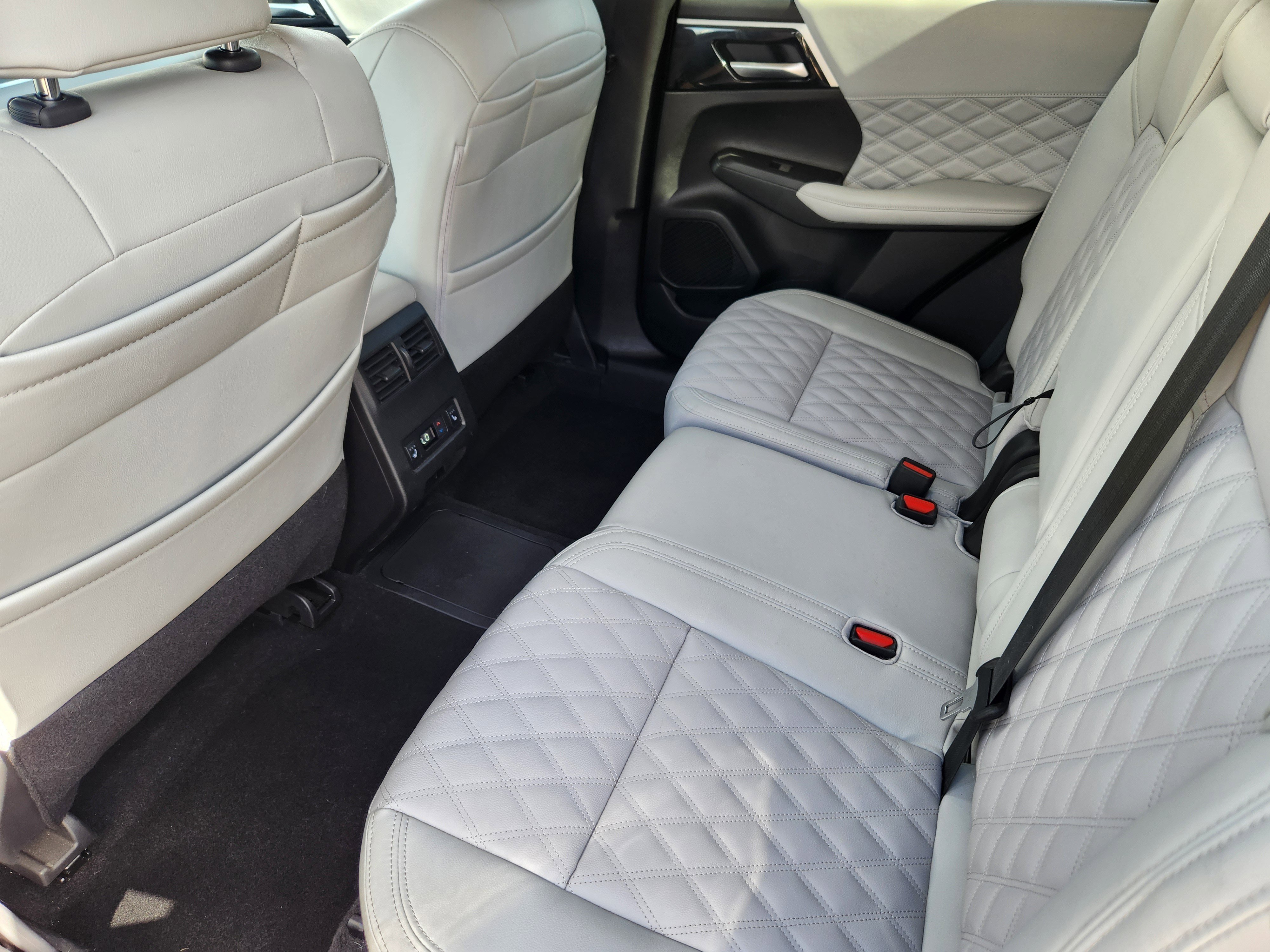 Used 2024 Mitsubishi Outlander SEL AWD/4WD image 19