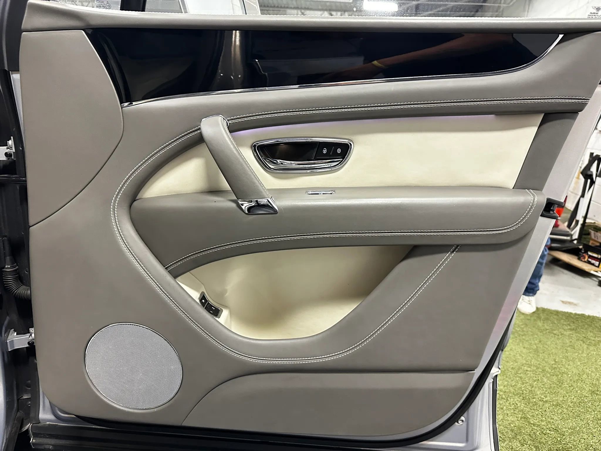 Used 2018 Bentley Bentayga AWD/4WD image 18