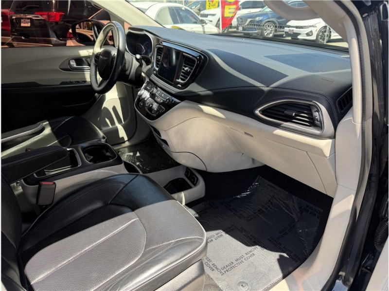 Used 2018 Chrysler Pacifica Limited FWD image 30
