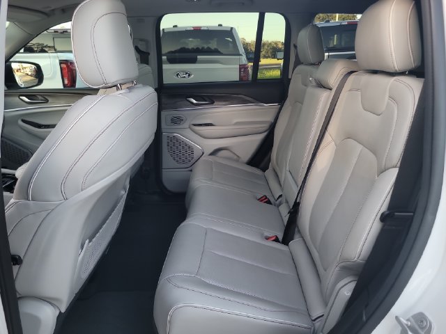 Used 2023 Jeep Grand Cherokee Overland AWD/4WD image 14