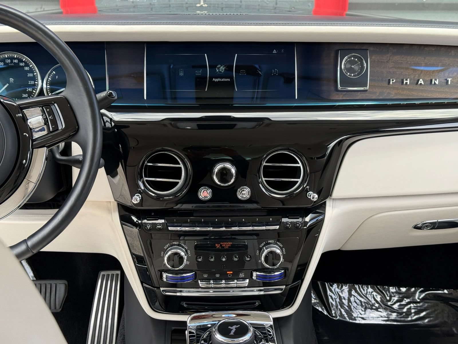 Used 2022 Rolls-Royce Phantom Sedan RWD image 38