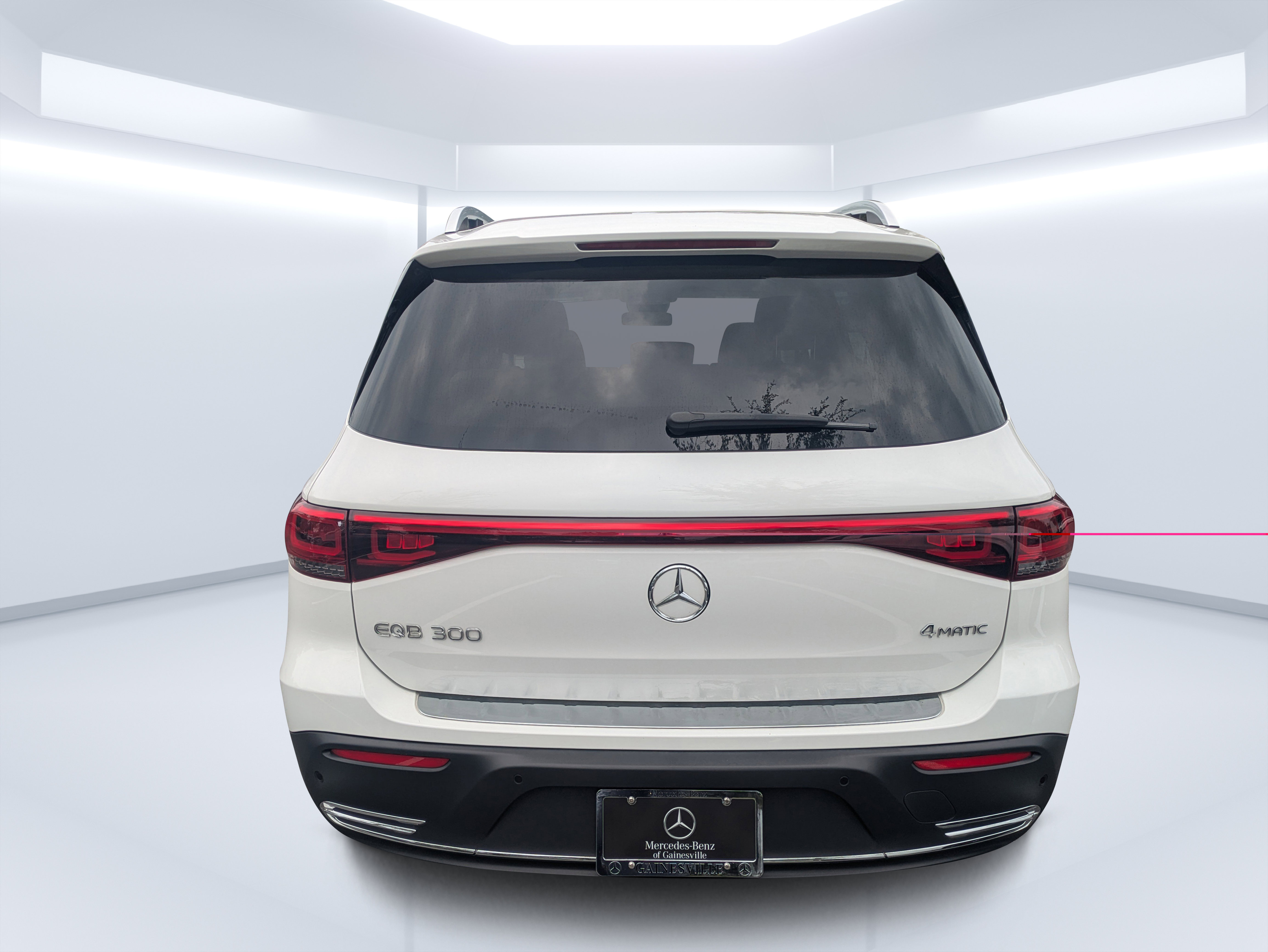 Used 2023 Mercedes-Benz EQB 300 4MATIC image 4