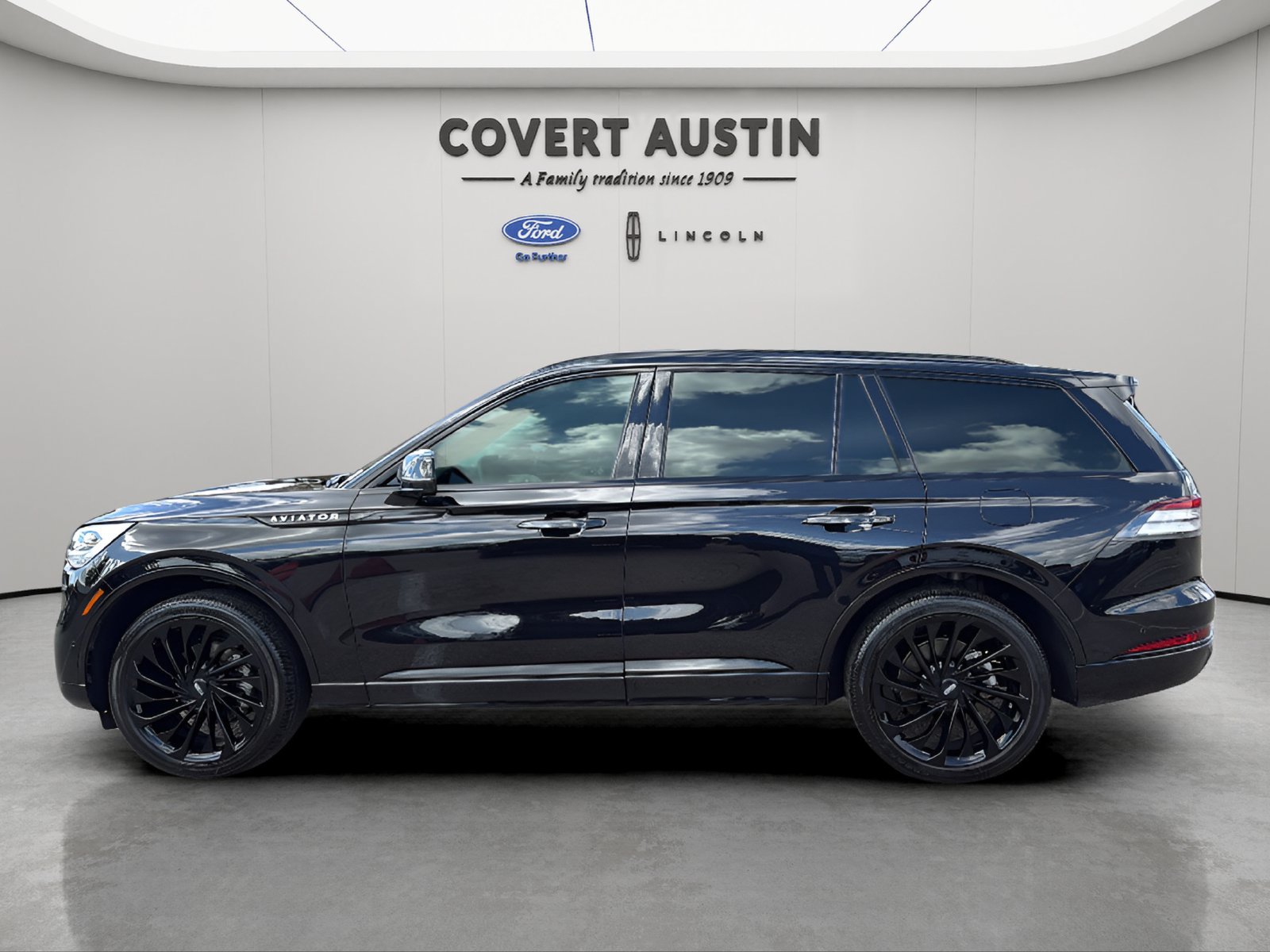 Used 2023 Lincoln Aviator Reserve w/ Equipment Group 201A AWD/4WD image 2