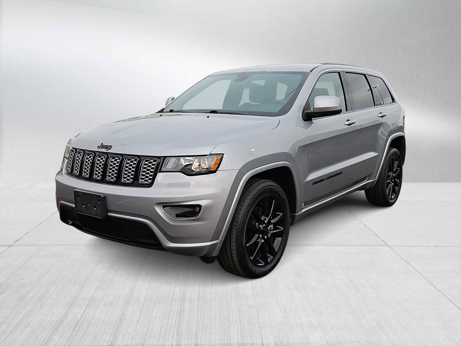Used 2019 Jeep Grand Cherokee Altitude image 4