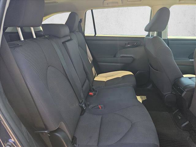 Used 2022 Toyota Highlander LE FWD image 18