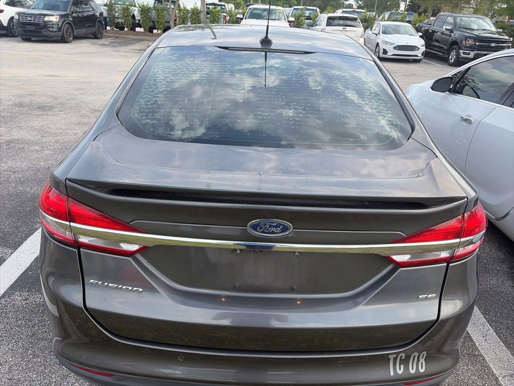 Used 2017 Ford Fusion SE w/ Equipment Group 201A FWD image 4