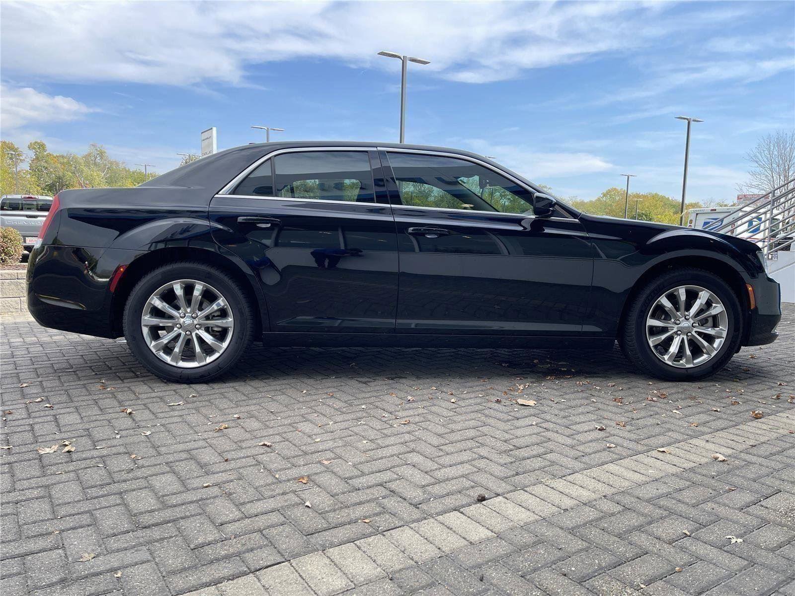 Used 2022 Chrysler 300 Touring AWD/4WD image 6