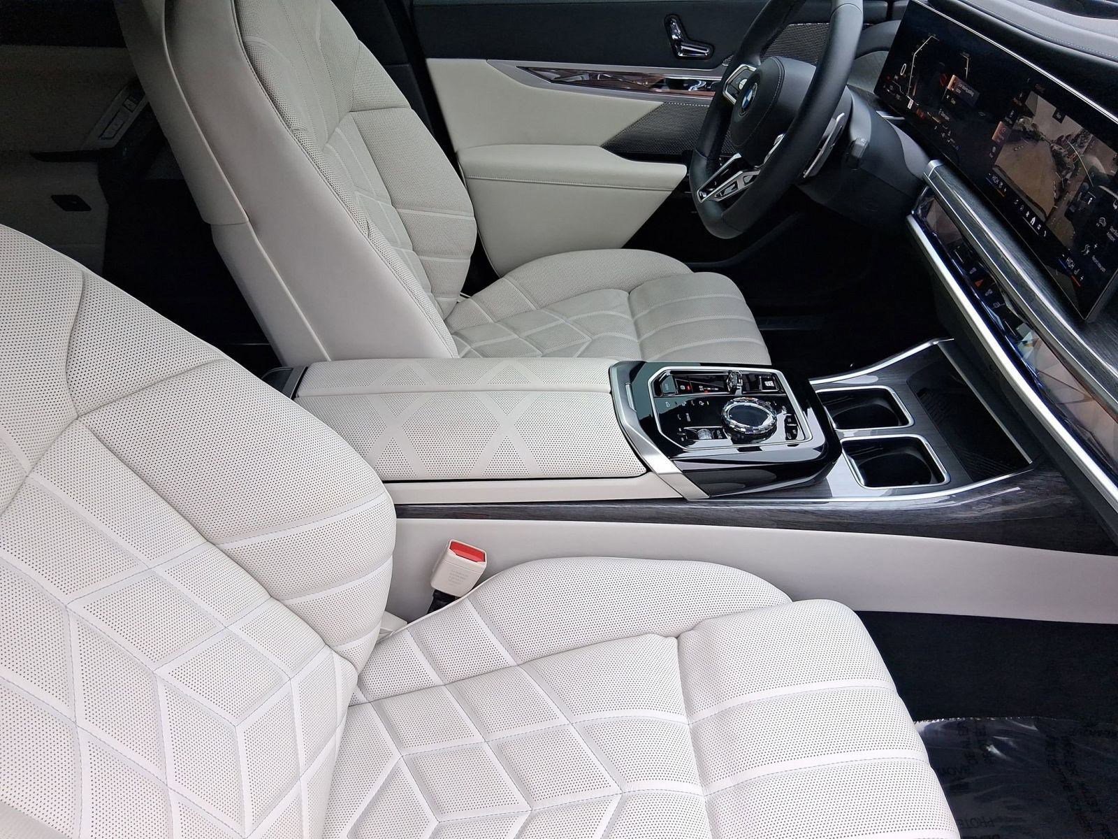 Certified 2024 BMW 760i xDrive w/ Premium Package 2 image 30