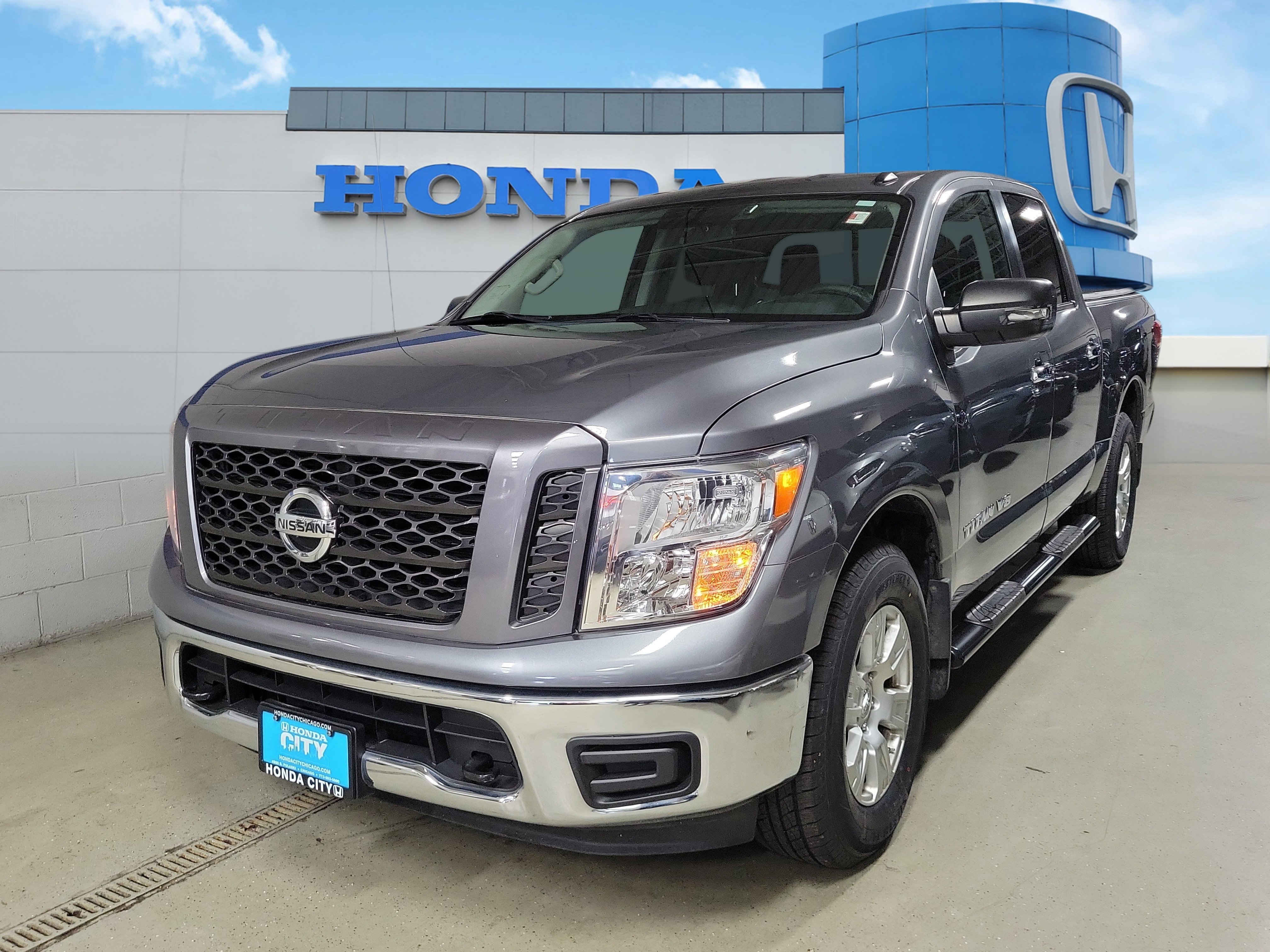 Used 2019 Nissan Titan SV image 2