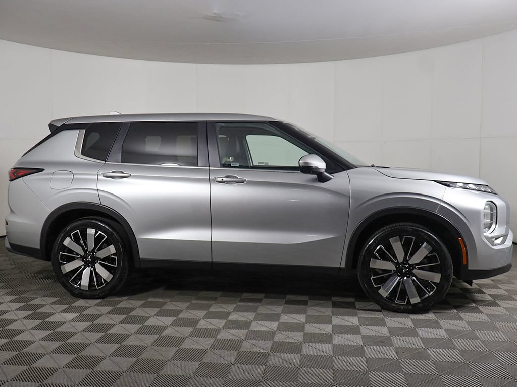 Used 2025 Mitsubishi Outlander SE FWD image 15