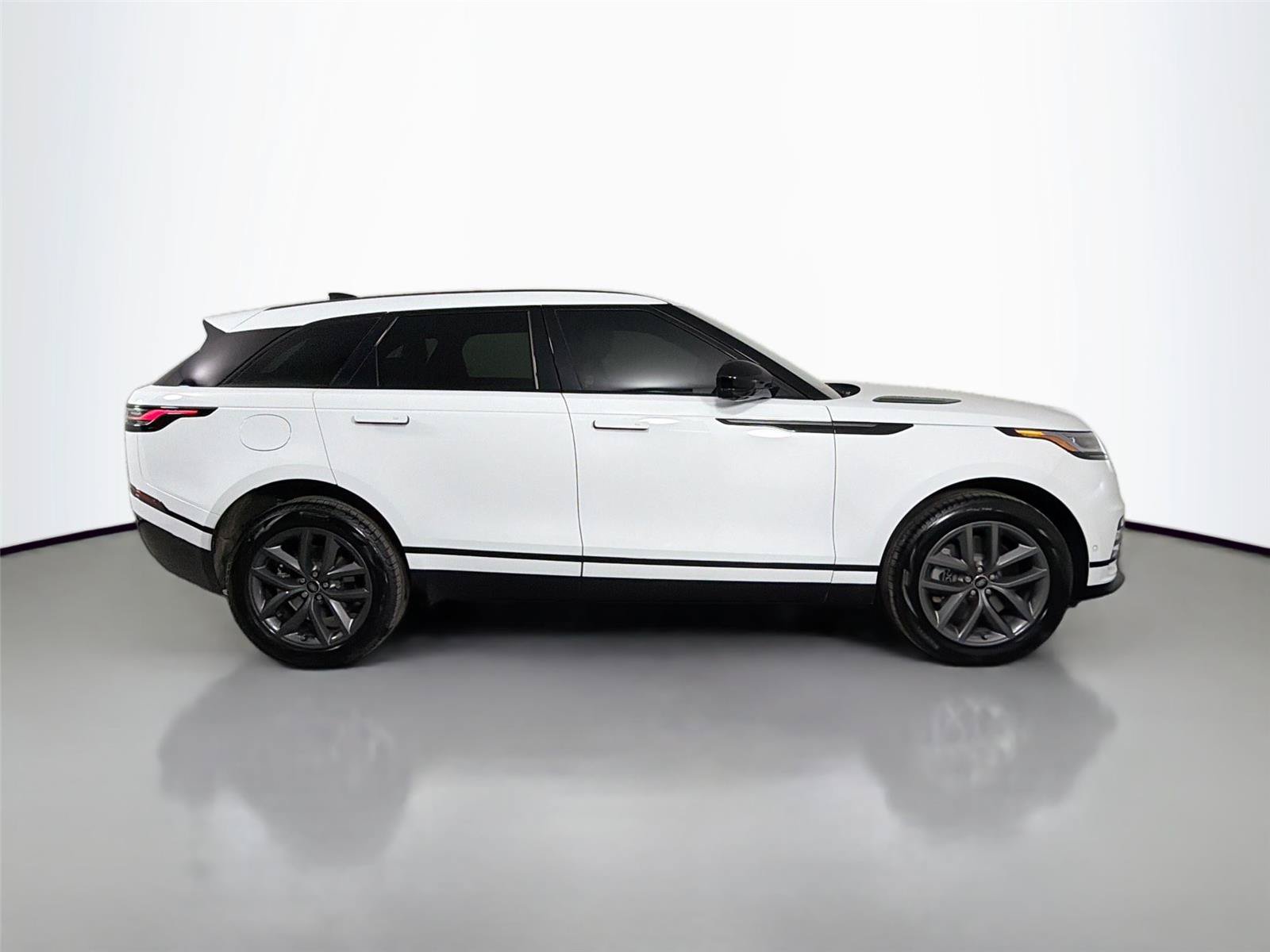 Certified 2026 Land Rover Range Rover Velar Dynamic SE AWD/4WD image 4