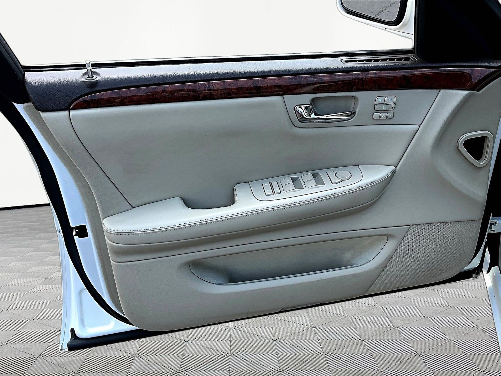 Used 2007 Cadillac DTS Luxury I w/ Trunk Convenience Package FWD image 18