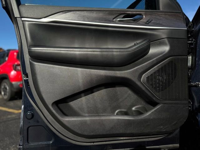 Used 2022 Jeep Grand Cherokee Altitude image 12