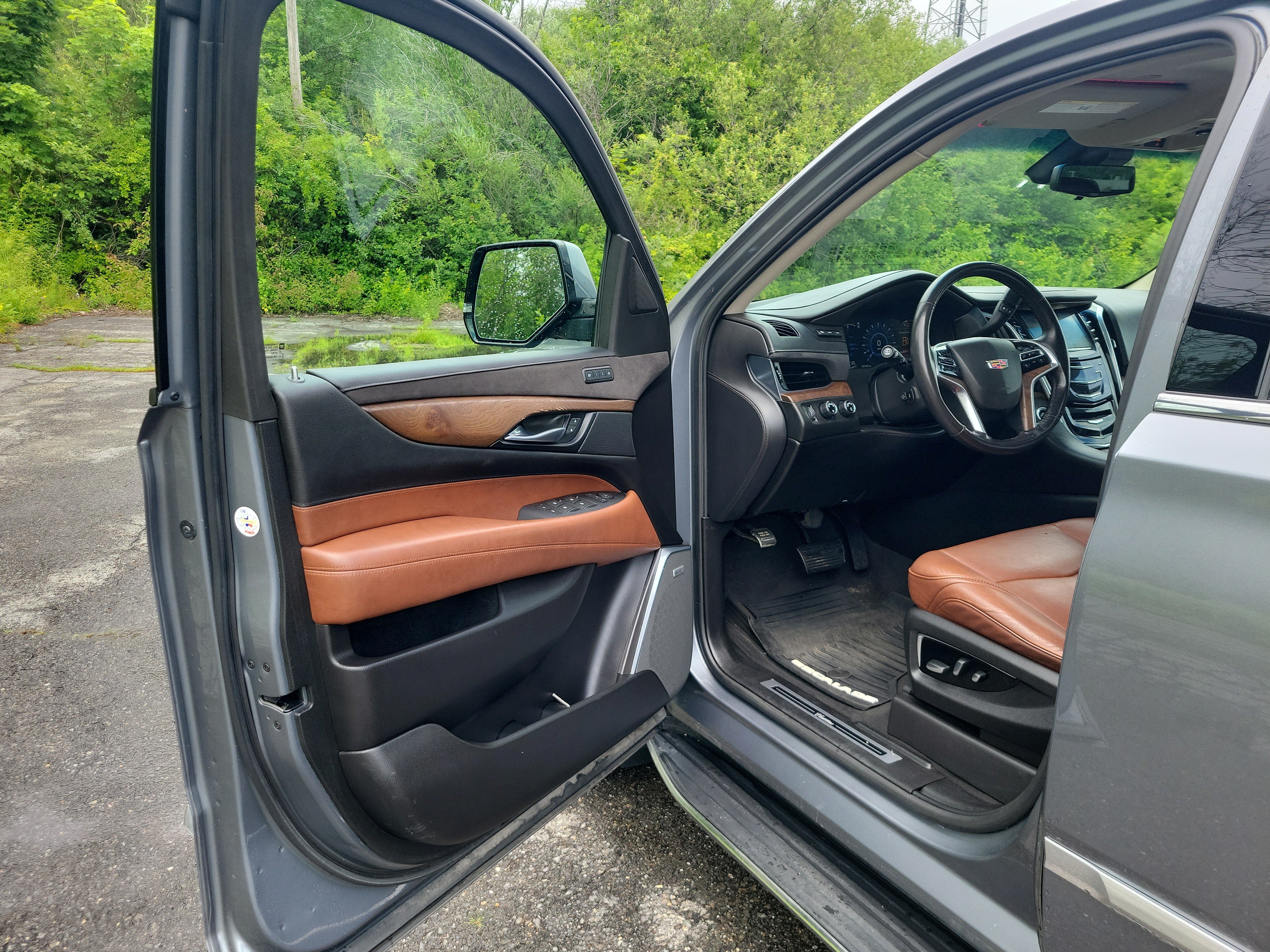 Used 2018 Cadillac Escalade Luxury AWD/4WD image 15
