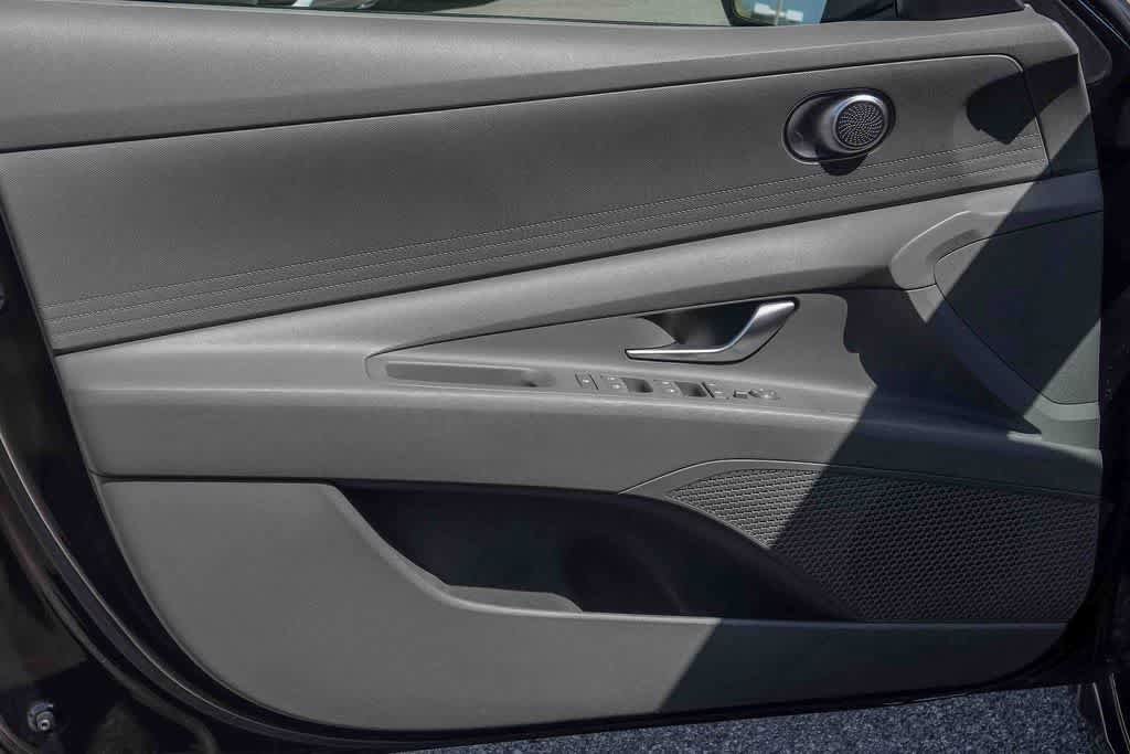 Used 2022 Hyundai Elantra SE w/ Cargo Package FWD image 19
