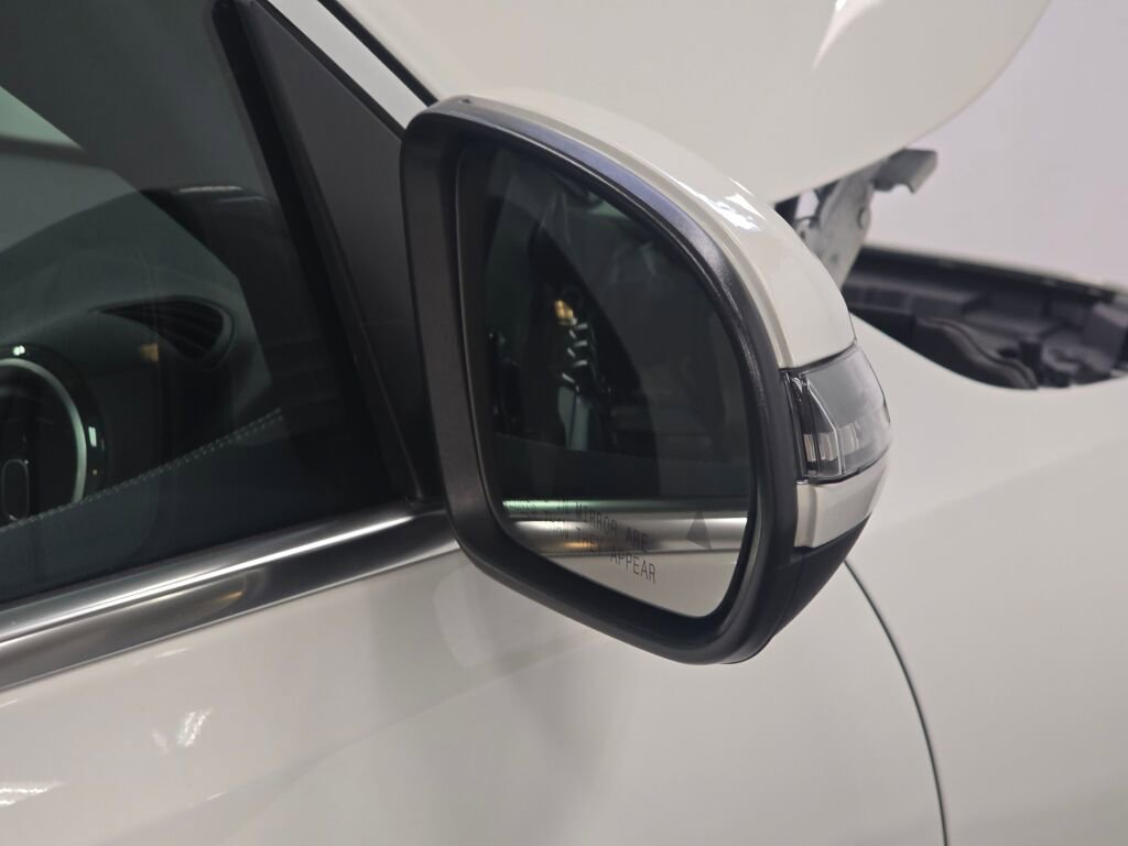 Used 2025 Mercedes-Benz GLB 250 4MATIC image 28