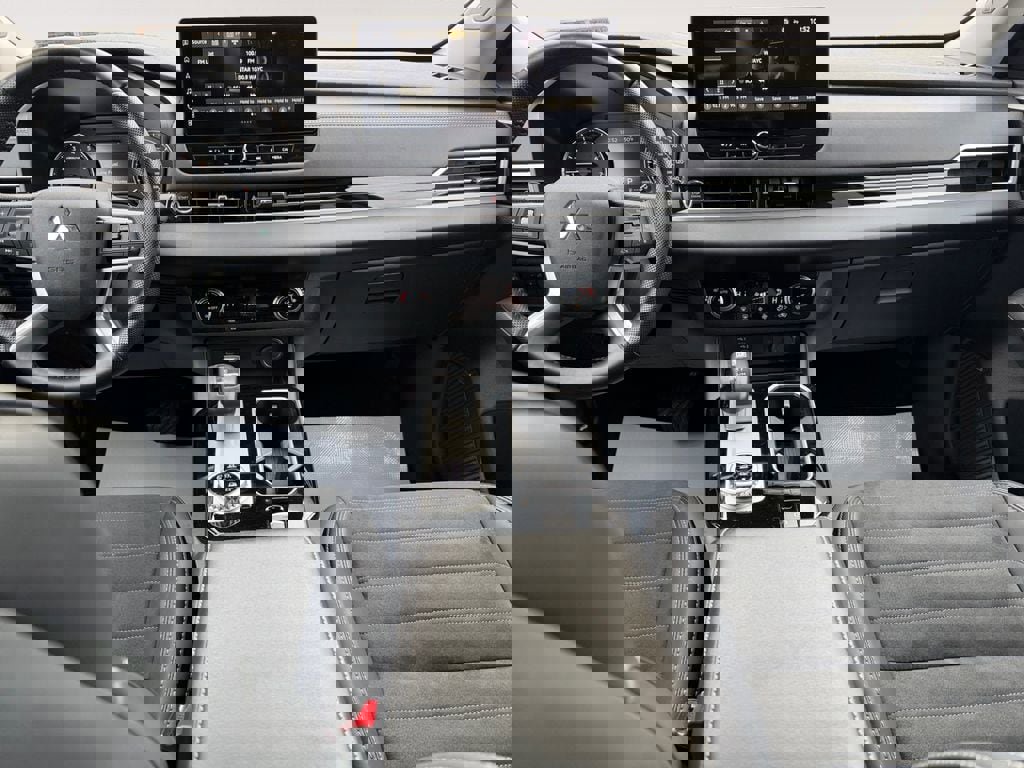 Used 2025 Mitsubishi Outlander SE image 21