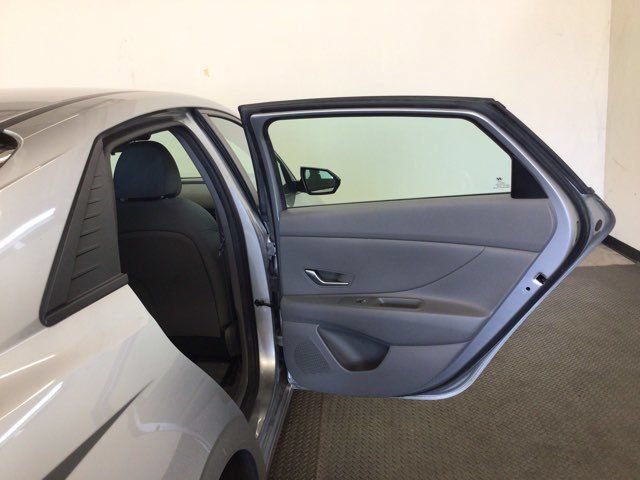 Used 2021 Hyundai Elantra SE FWD image 8