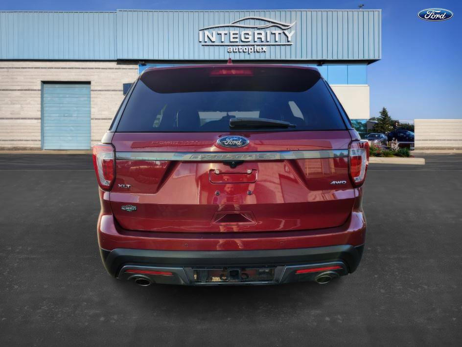 Used 2017 Ford Explorer XLT w/ Equipment Group 202A image 4