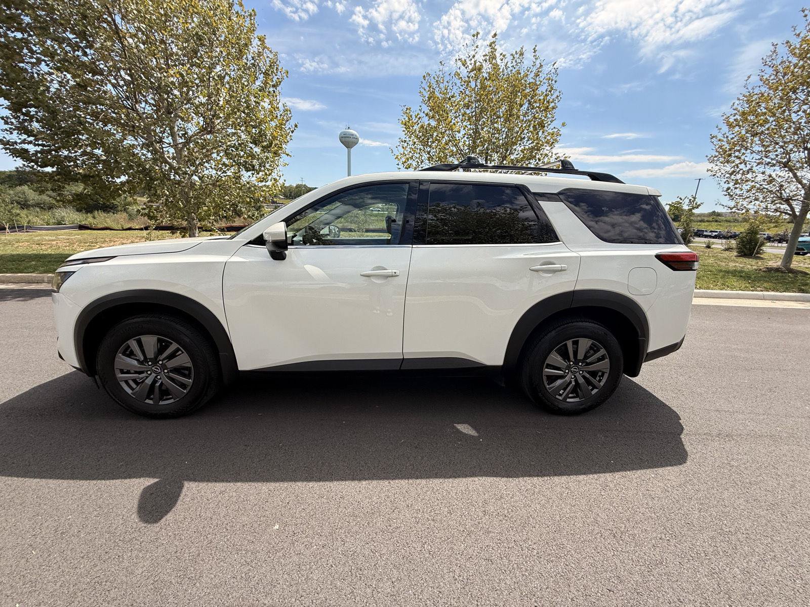Used 2024 Nissan Pathfinder SV w/ SV Premium Package AWD/4WD image 8