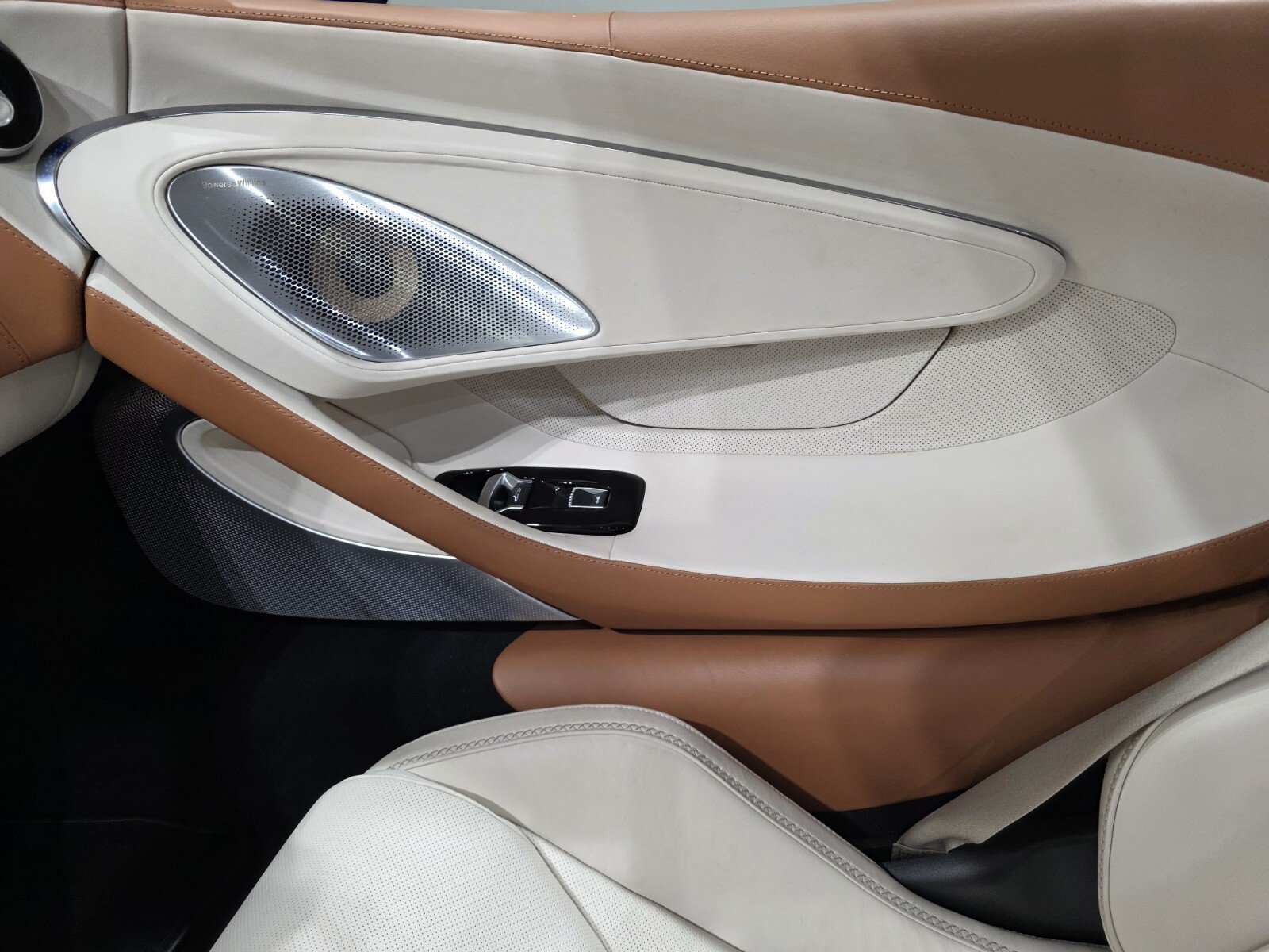 Used 2023 McLaren GT RWD image 16