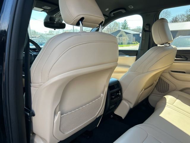 Used 2024 Jeep Grand Cherokee Limited w/ Black Appearance Package image 21
