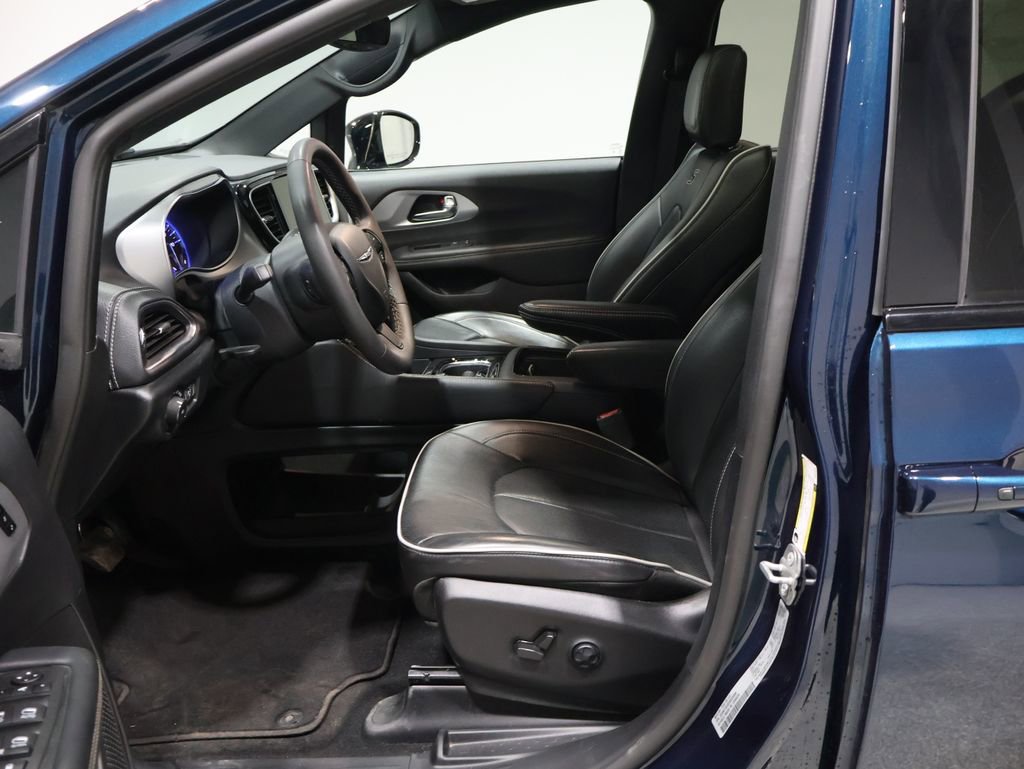 Certified 2025 Chrysler Pacifica Limited image 13