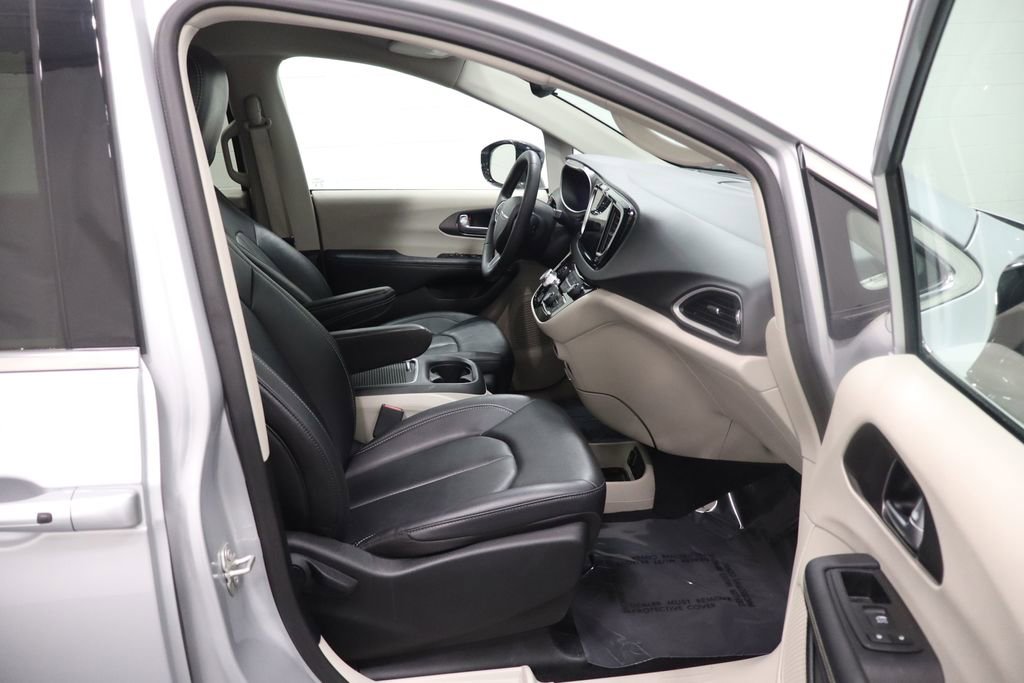 Used 2024 Chrysler Pacifica Touring-L image 15