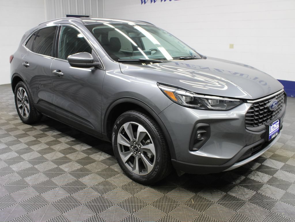 Used 2025 Ford Escape Platinum AWD/4WD image 3