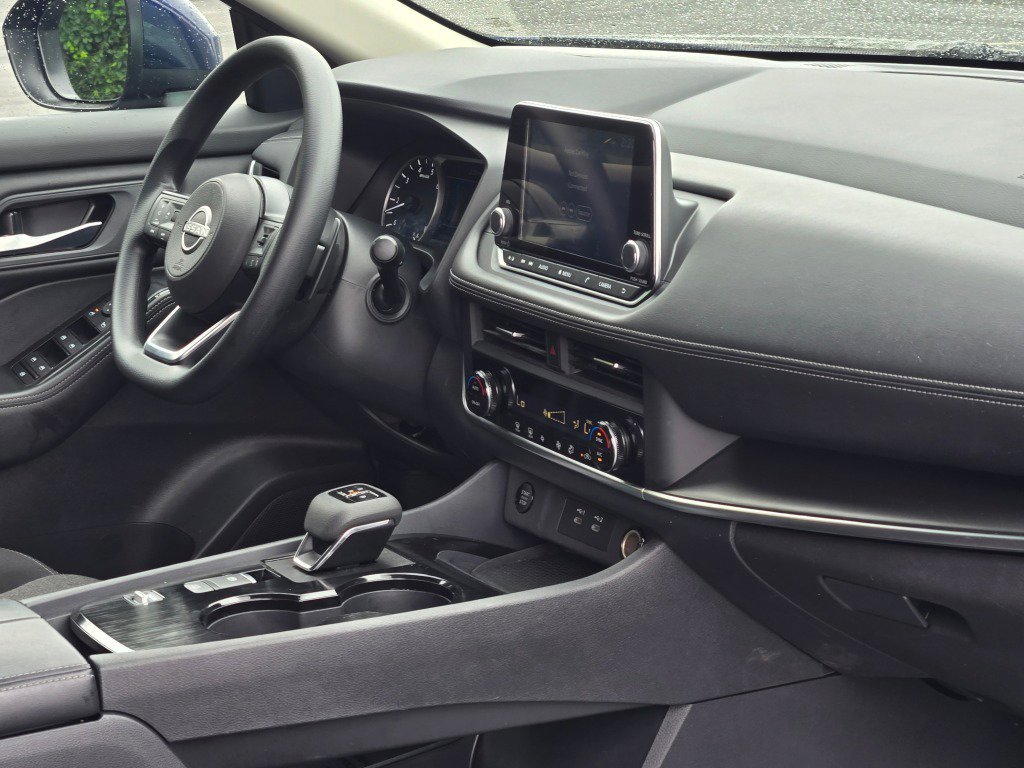 Used 2024 Nissan Rogue SV FWD image 8