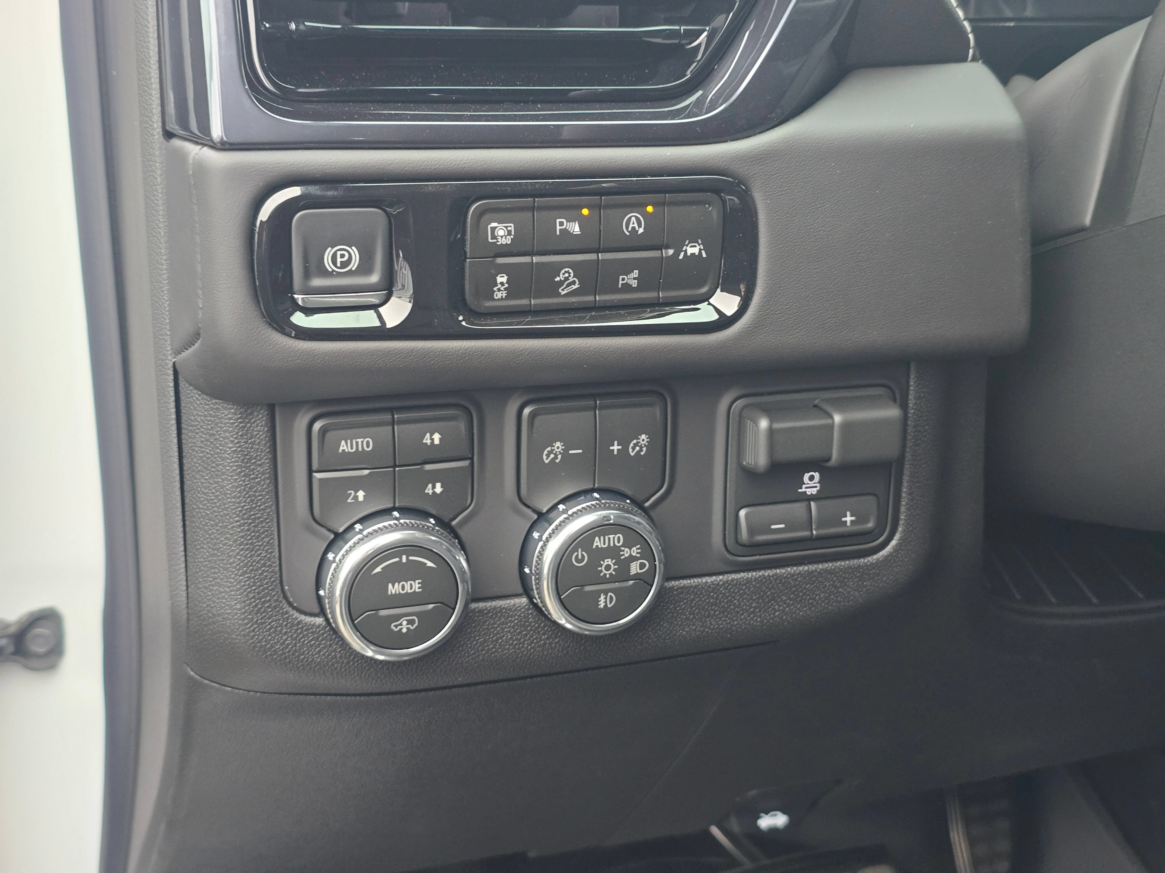 New 2026 GMC Yukon AT4 Ultimate w/ LPO, Floor Liner Package AWD/4WD image 18