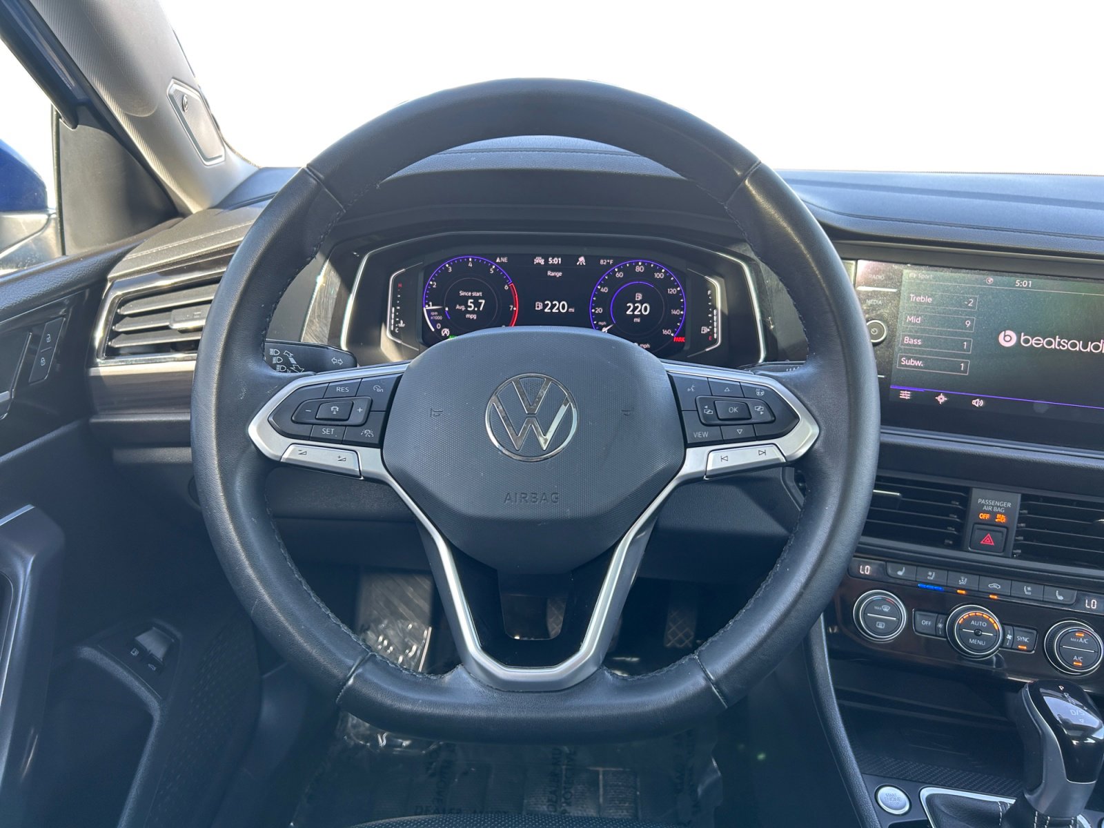 Used 2023 Volkswagen Jetta SEL image 3