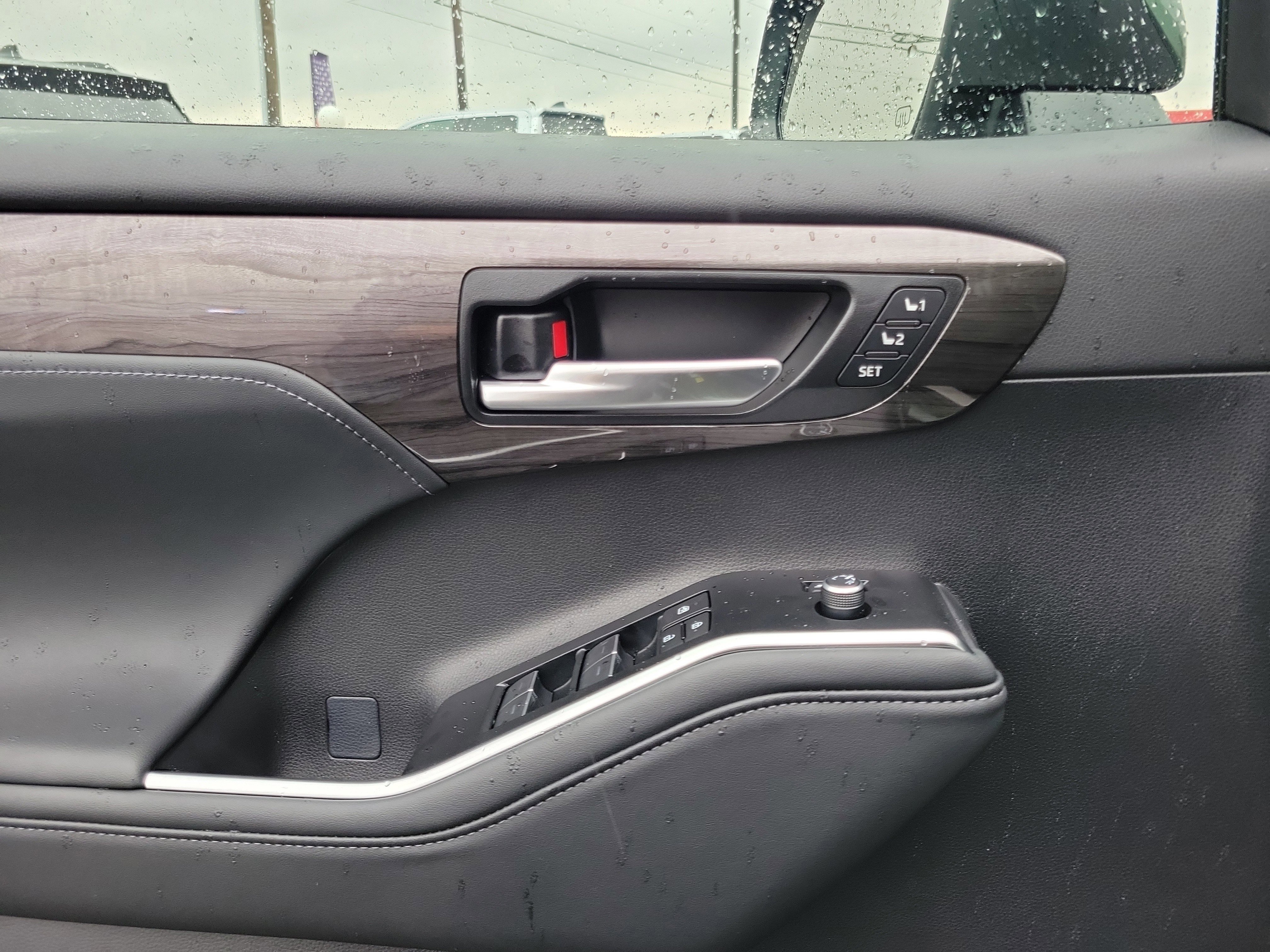 New 2025 Toyota Highlander Platinum image 17