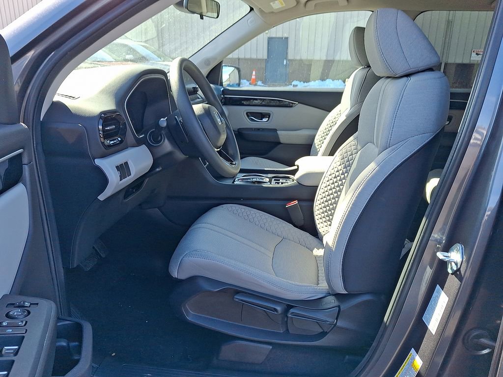 Used 2023 Honda Pilot LX image 3