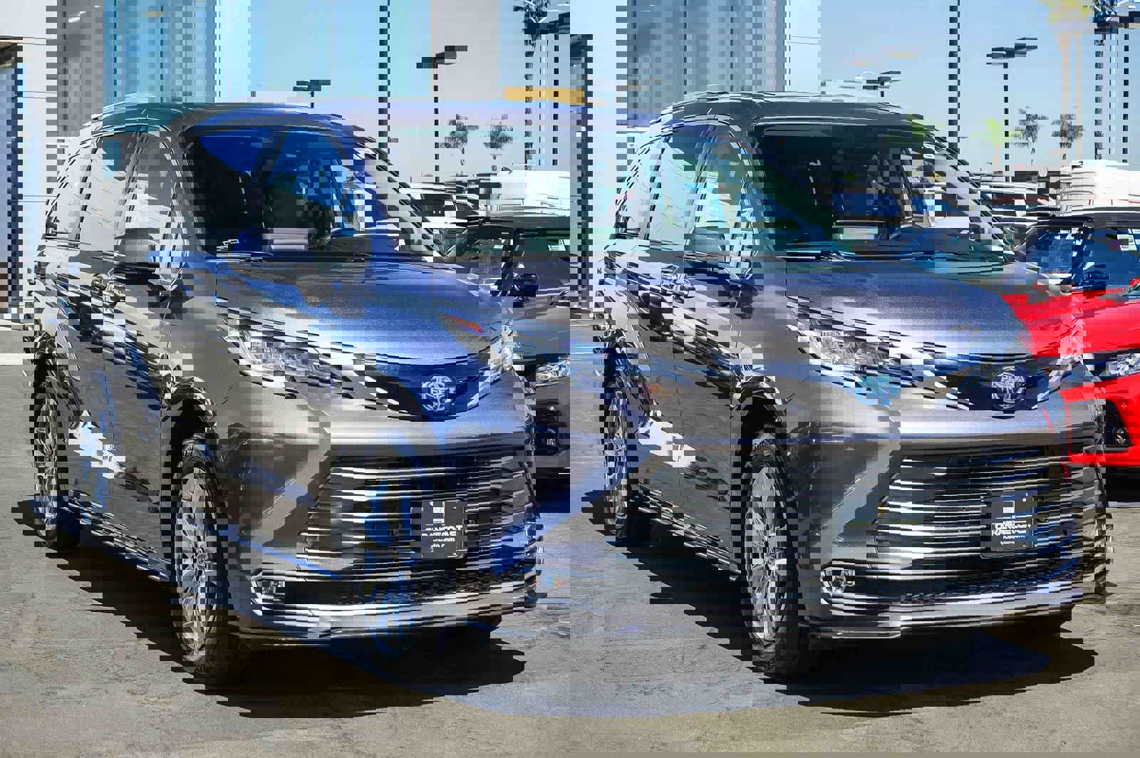 Used 2022 Toyota Sienna Limited image 3